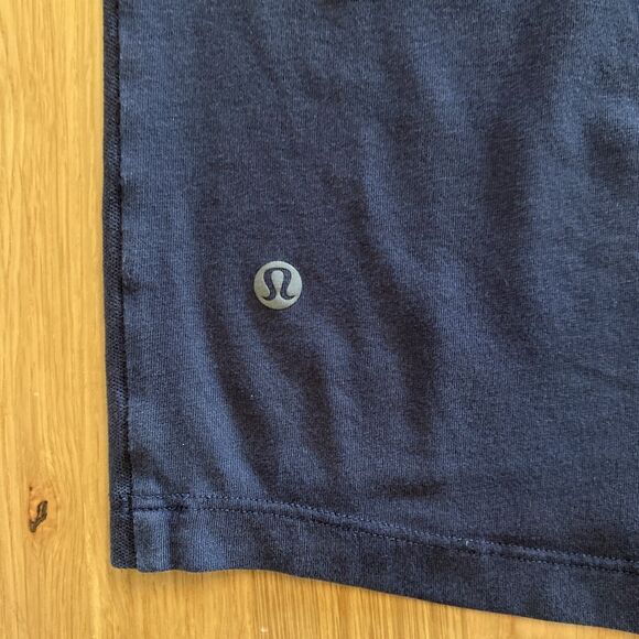 Lululemon Shirt Mens M Medium Navy Crew Neck Long Sleeve Chest Pocket Droptail - Picture 7 of 7